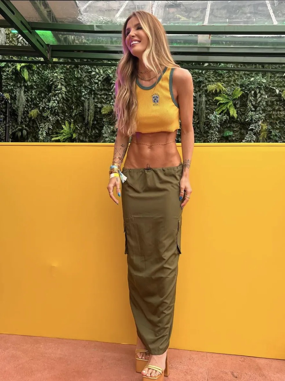A ex-BBB Aline Gotschalg criou look brazilcore com saia longa cargo — Foto: Reprodução / Instagram @alinegotschalg