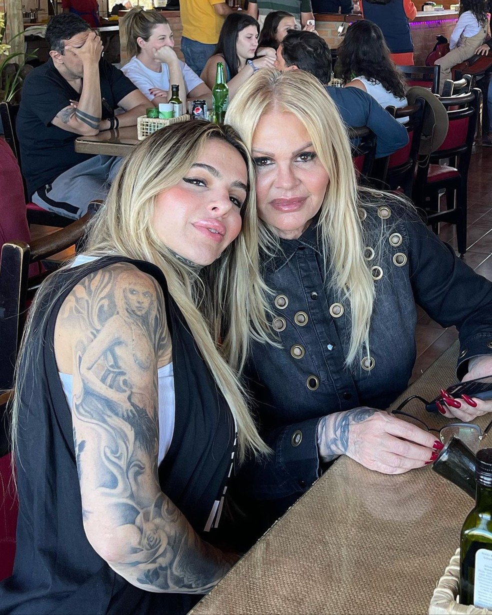 Monique Evans aparece em cliques românticos com namorada e ganha