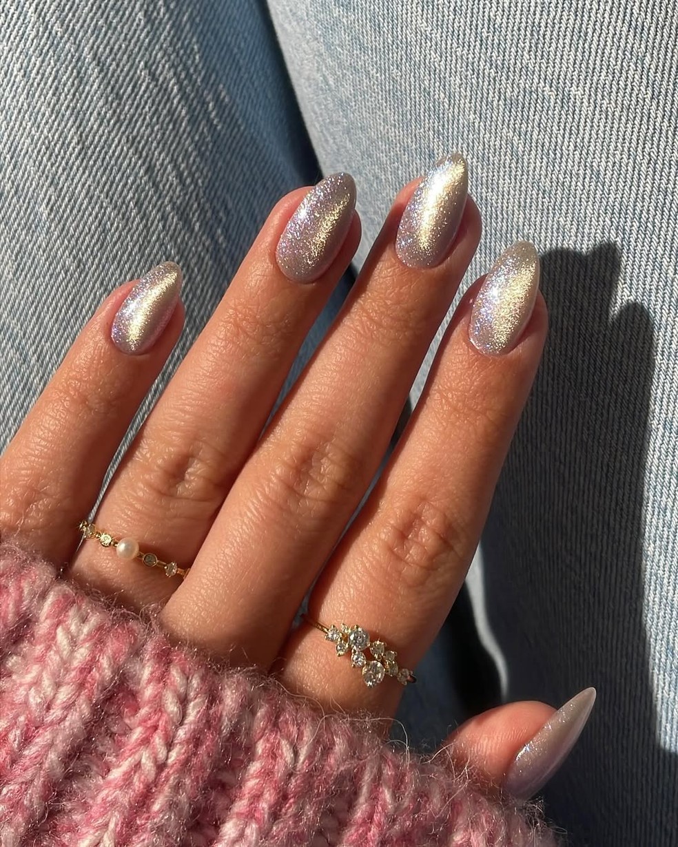 Símbolo de amor eterno e força, o diamante inspira unhas sofisticadas — Foto: Reprodução / Instagram @simlynail