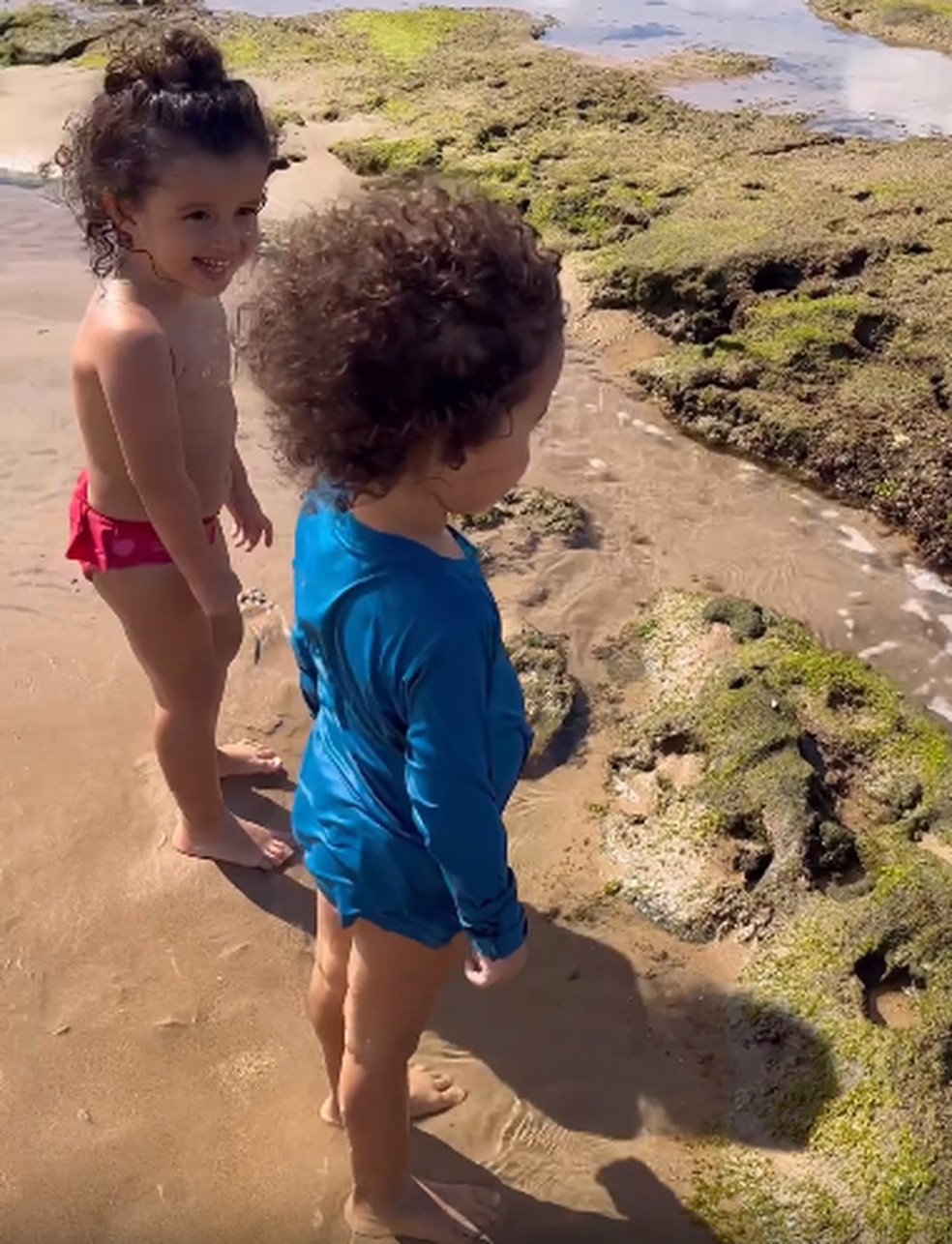 Gêmeas de Nanda Costa e Lan Lahn surgem de pé no chão — Foto: Reprodução/Instagram