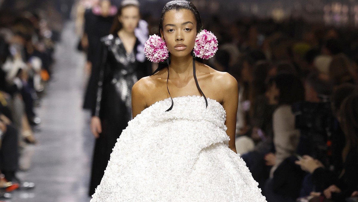 Jonathan Anderson estreia na alta-costura da Dior com coleção