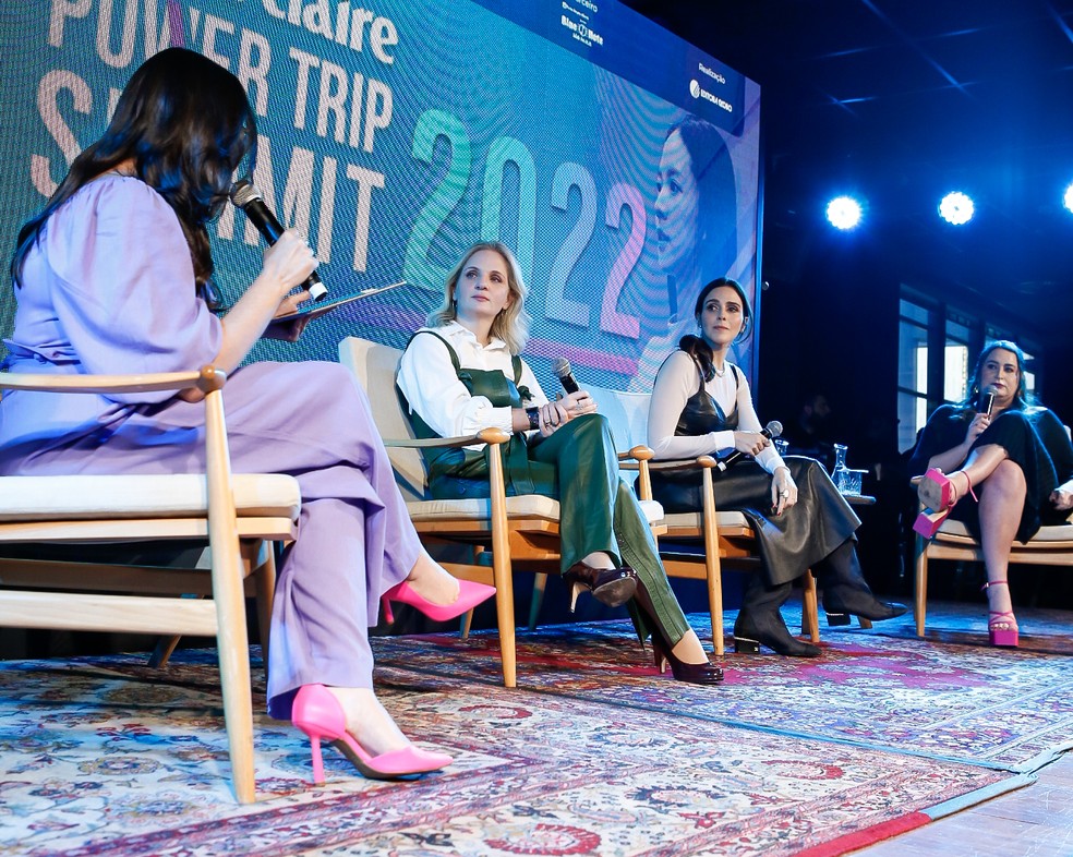 Giovana Pacini, country manager da Merz Aesthetics no Brasil, Bianca Viscomi, médica e dermatologista, e a jornalista Gaby Garcia, em conversa mediada por Daniela Tófoli no Summit — Foto: LuPrezia e KenjiNakamura