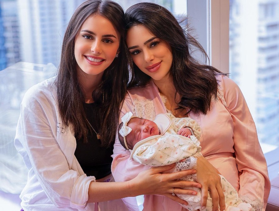 Bruna Biancardi posa com irmã e filha durante visita a maternidade