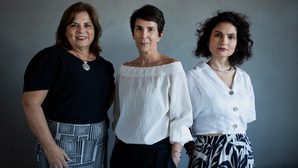 Luciana Temer (no meio) com colegas do Instituto Liberta: 'Meu objetivo agora é abrir os olhos das pessoas para essa realidade' — Foto: Pétala Lopes
