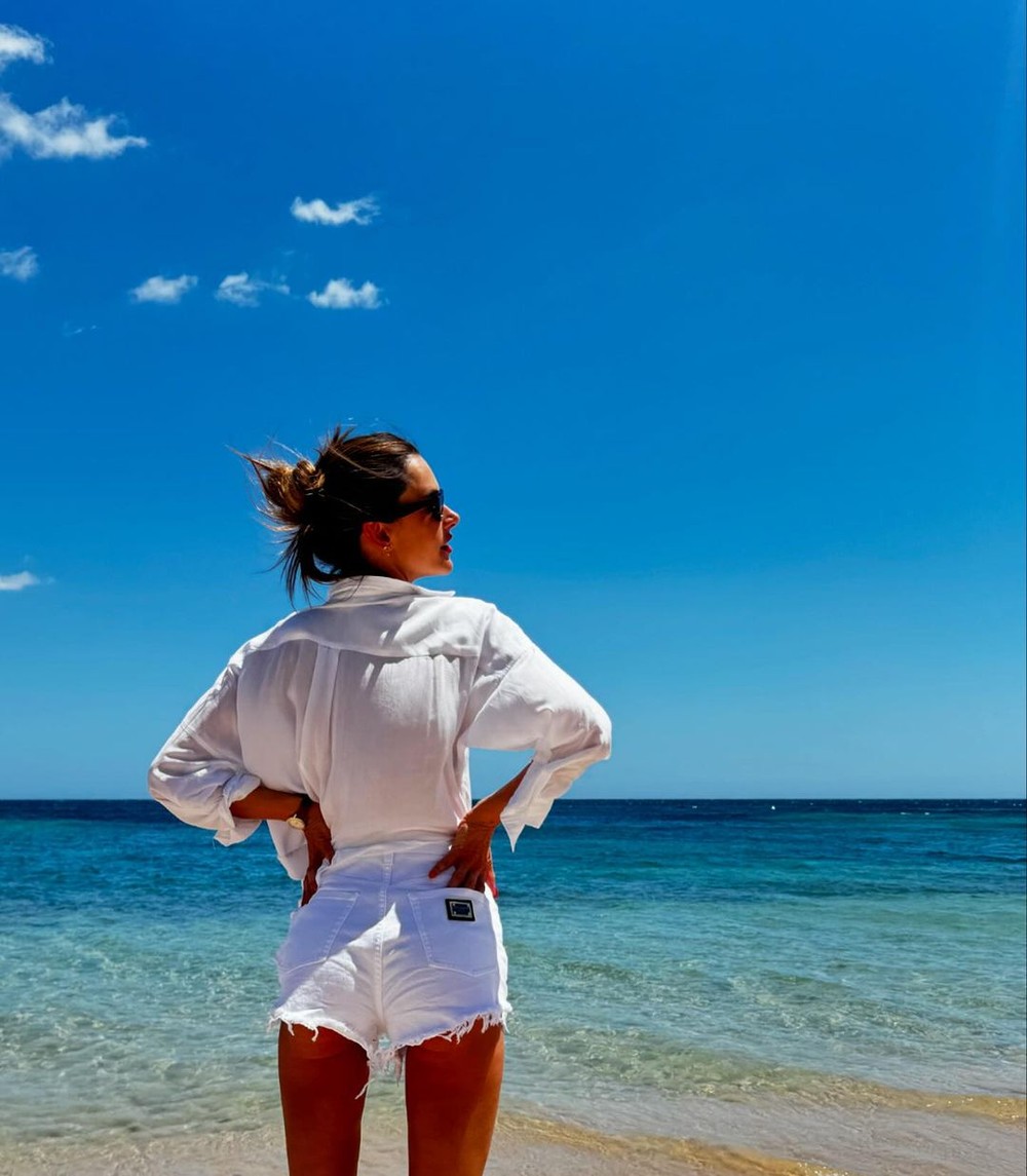 Alessandra Ambrosio posa de biquíni em praia italiana e ganha elogios