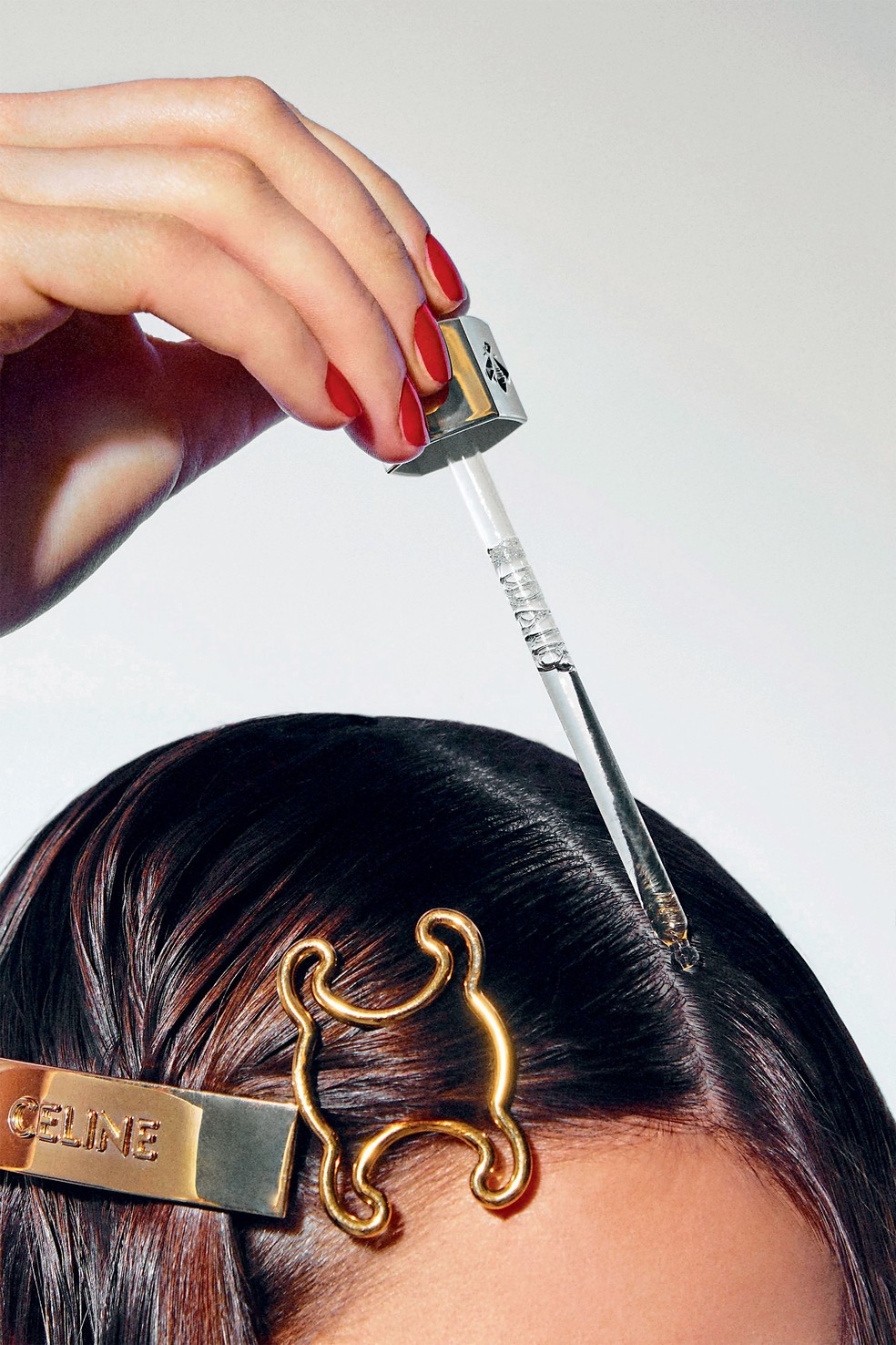 Abeille Royale Oil-in-Serum Youth Scalp & Hair, Guerlain — Foto: Zoé Kovacs
