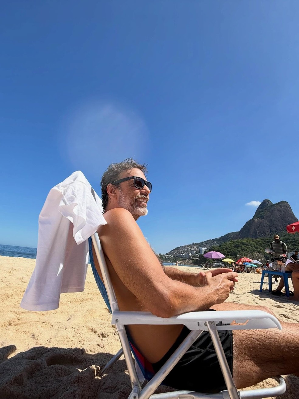 Marcelo Faria vai à praia com a namorada — Foto: Reprodução/Instagram
