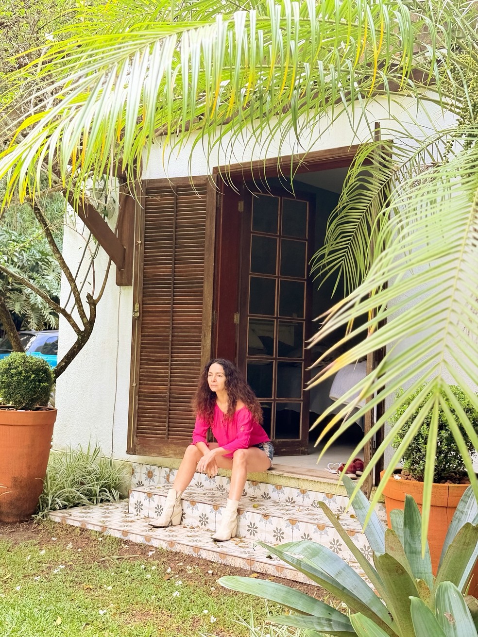 Claudia Ohana posa de maiô ao curtir piscina — Foto: Reprodução/Instagram