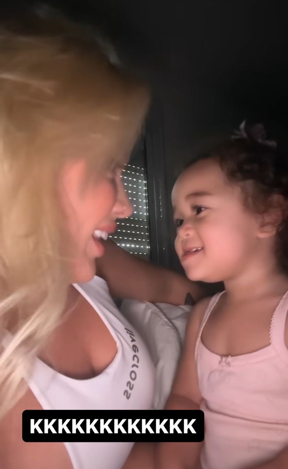Karoline Lima se divertiu com a reação da filha — Foto: Reprodução/ Instagram