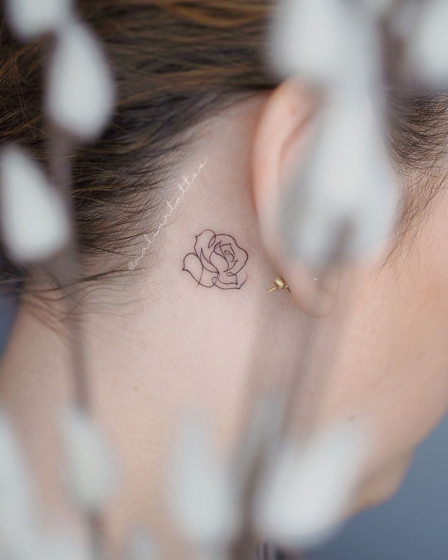 Tatuagem feminina atrás da orelha: artes cheias de personalidade que ...