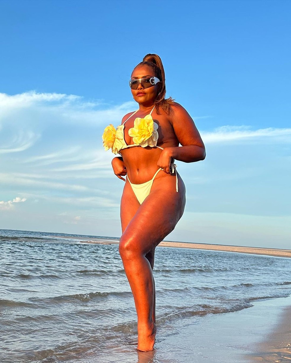 洋楽 GUARDA UN PO' CHI C'E' / IL BIKINI Gaby Amarantos usa biquíni com flor em viagem à Amazônia: 'Corpo