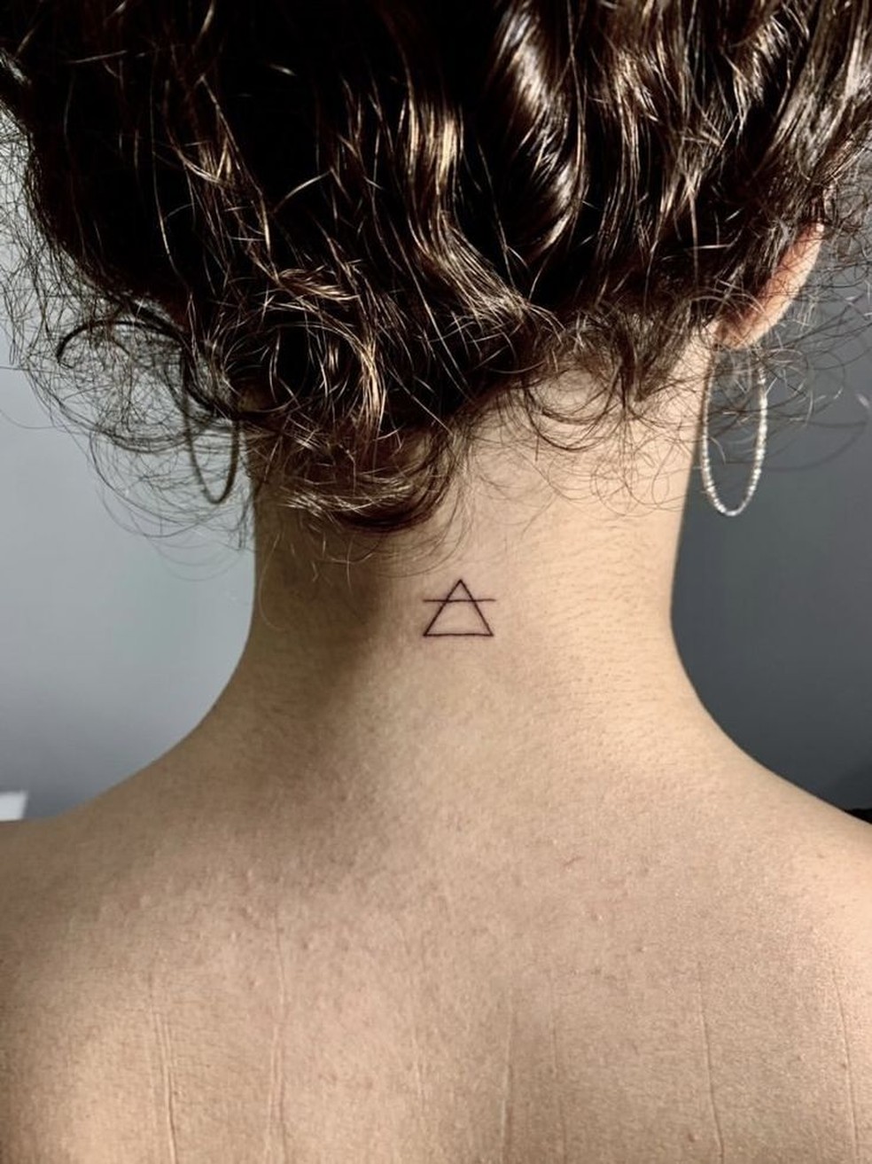 Nuca: Um triângulo com traços que simulam movimento, representando dinamismo. — Foto: Reprodução/Pinterest