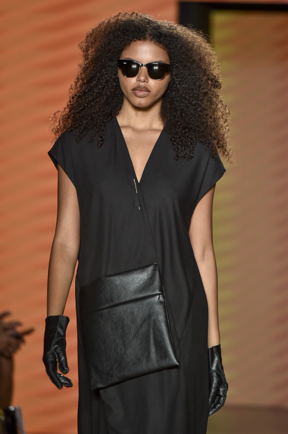 Bolsa acoplada no vestido da Ângela Brito no SPFW N58 — Foto: Marcelo Soubhia/ @agfotosite