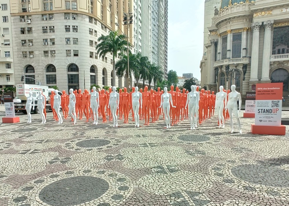 Instalação de estátuas em tamanho real na Cinelândia marca parceria da L'Oréal com a prefeitura do Rio para combater o assédio em locais públicos e privados  — Foto: Divulgação