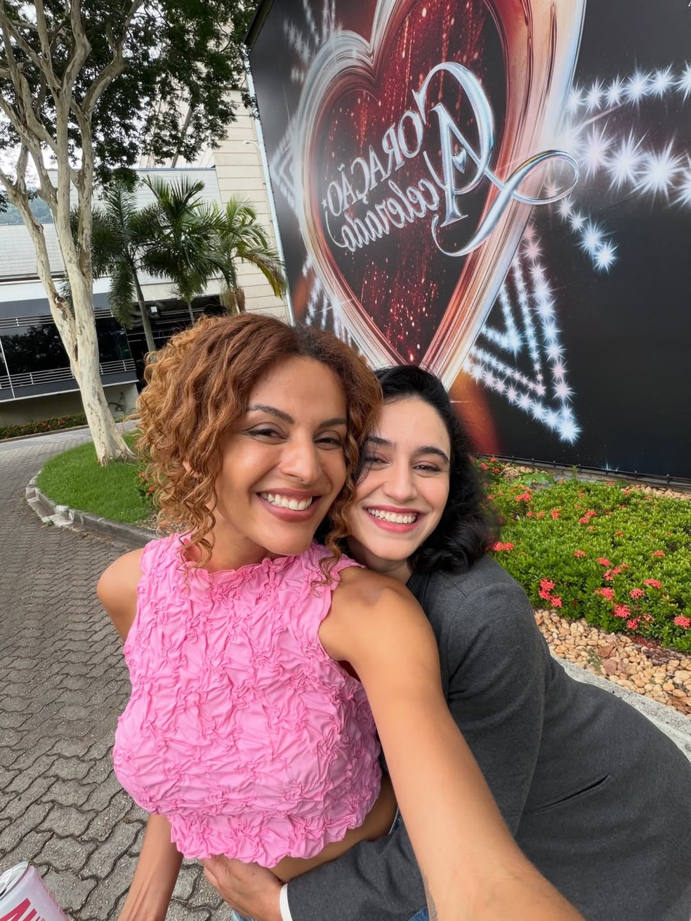 Sucesso em 'Três Graças', Gabriela Loran posa nua em cachoeira e recebe chuva de elogios — Foto: Reprodução/Instagram