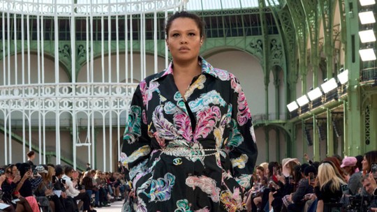 Chanel dá voz à liberdade com corpos diversos e Riley Keough, neta de Elvis, em desfile em Paris Chanel dá voz à liberdade com corpos diversos e Riley Keough, neta de Elvis, em desfile em Paris