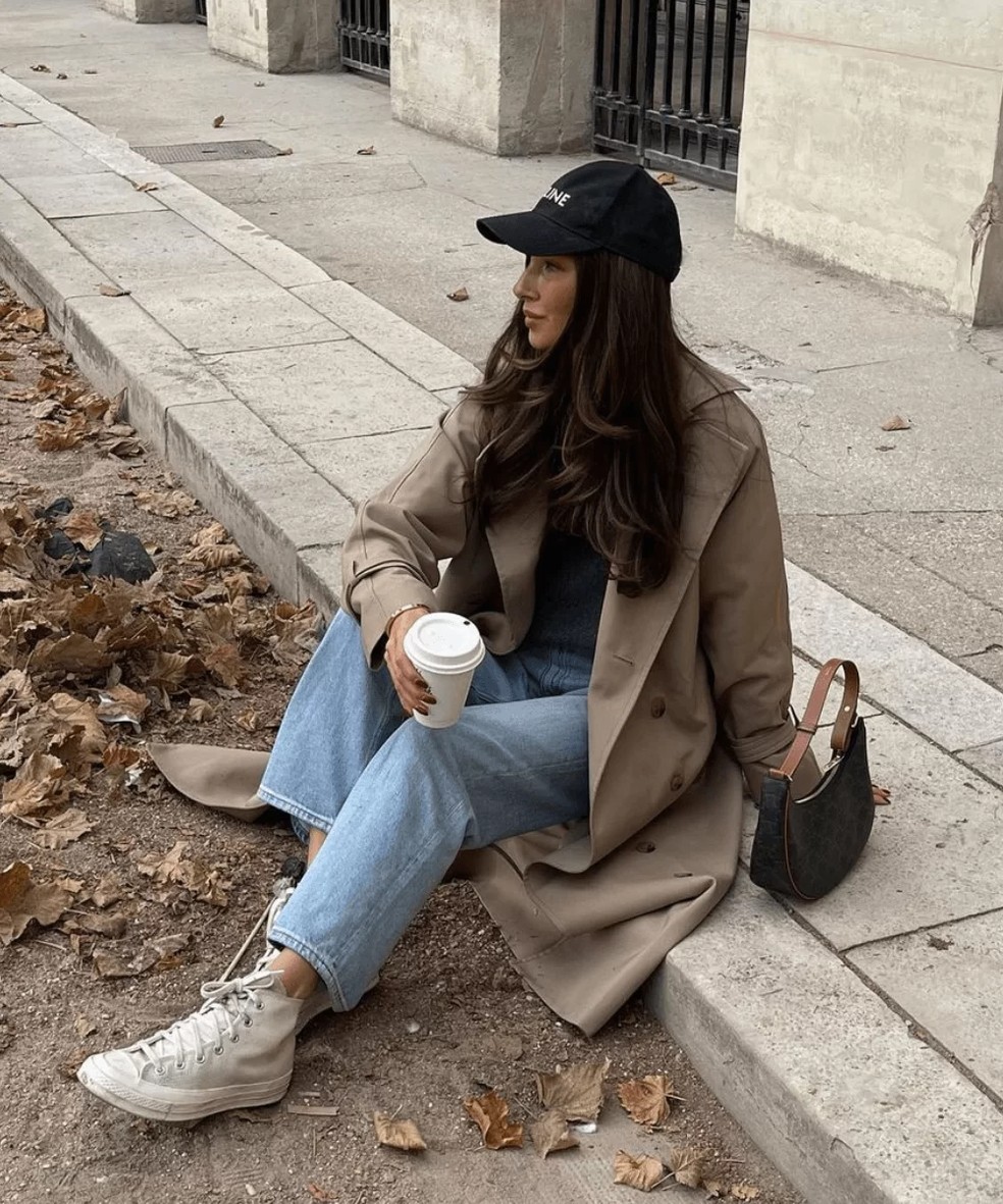 Para transformar seu visual com calça jeans e tênis branco, adicione camadas. Experimente um blazer casual, um colete ou uma jaqueta jeans — Foto: Reprodução/Instagram Felicia Akerstrom