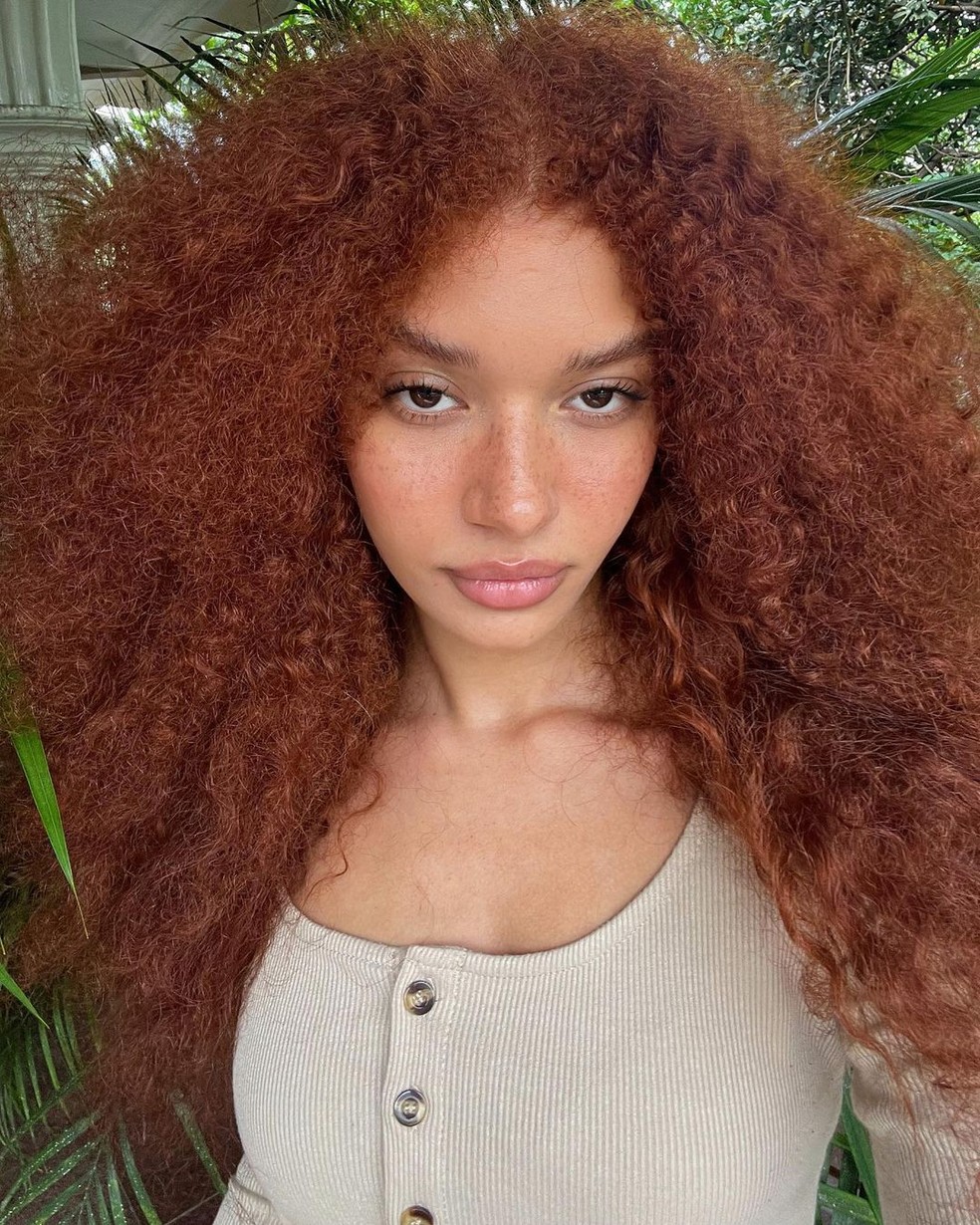 Cachos vermelhos: os tons de ruivo que viraram tendência em cabelos  cacheados e crespos