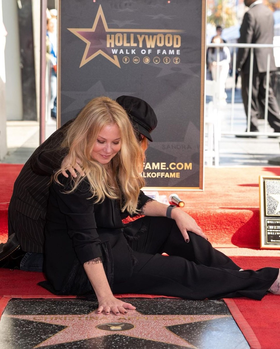 Com esclerose múltipla, Christina Applegate se emociona ao receber ...