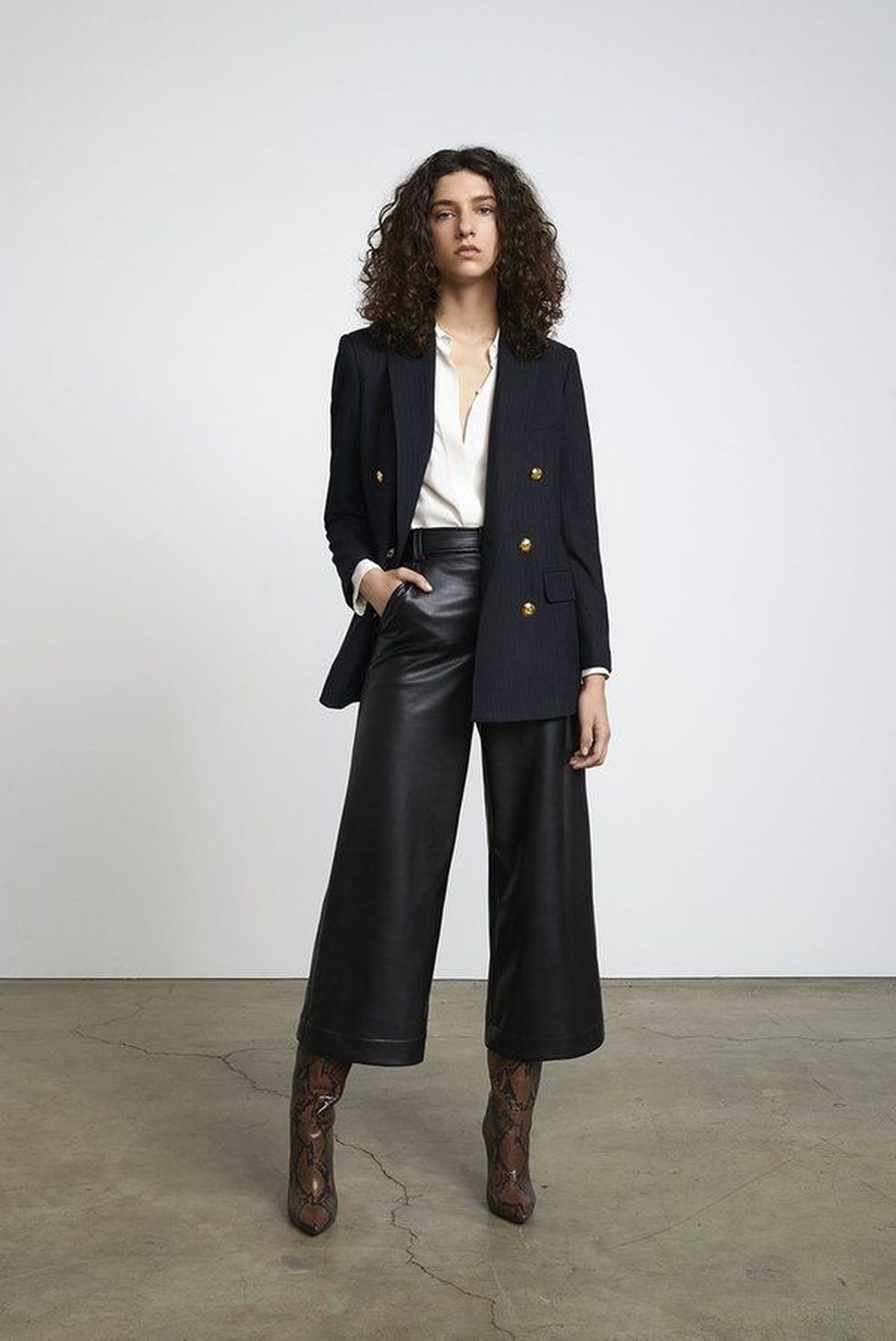 Aposte em cortes mais retos ao criar look com calça de couro mais elegante. — Foto: Reprodução/Pinterest @garmentory