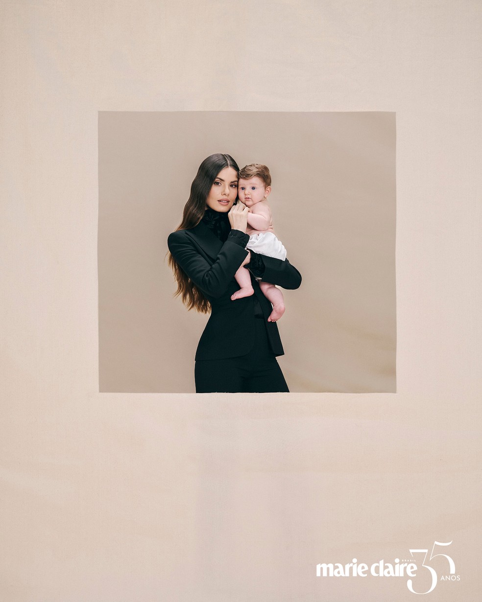 Camila Queiroz apresenta sua filha, Clara — Foto: Hick Duarte (Thinkers Mgmt)