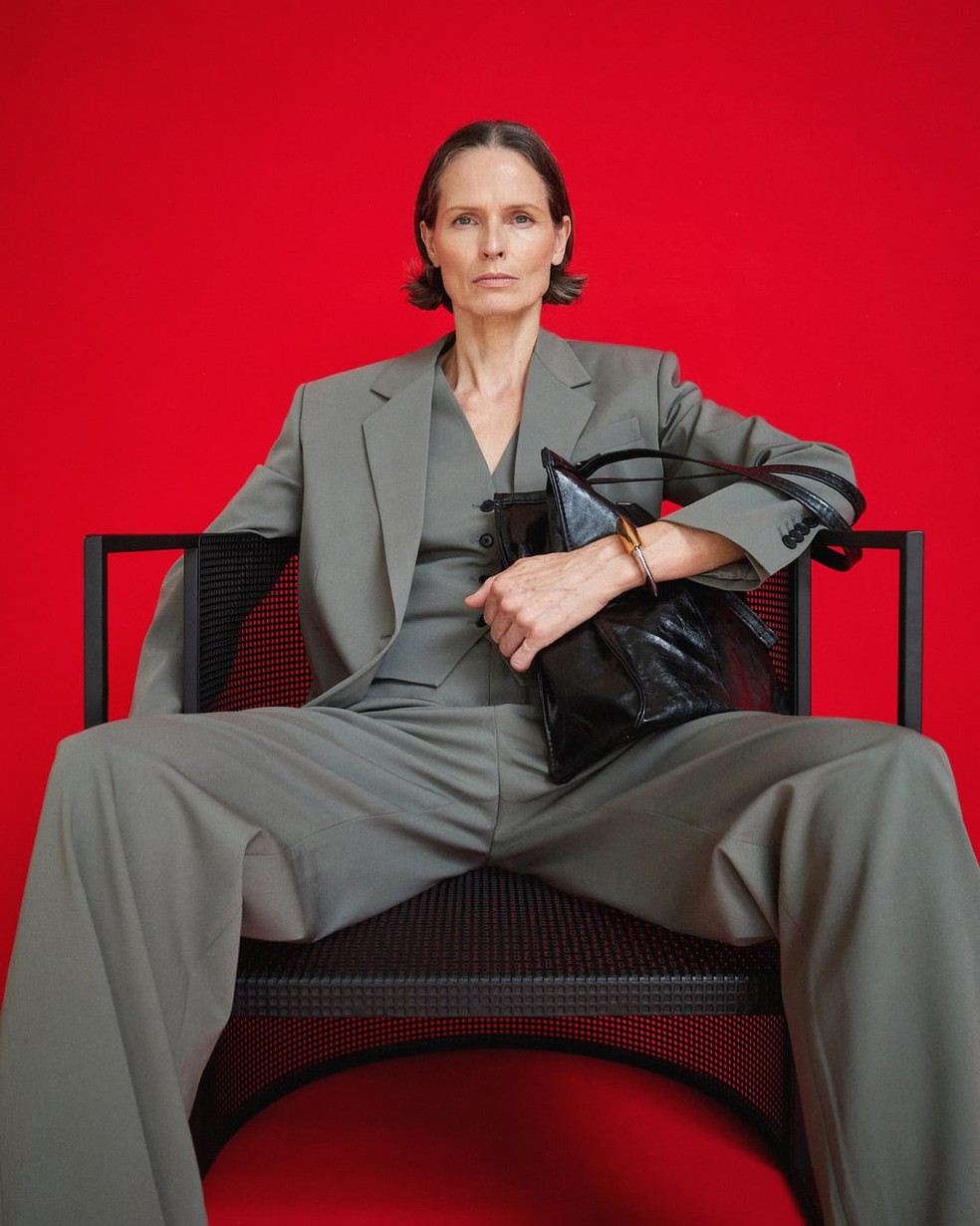 Terno cinza com três peças: blazer, calça e colete. — Foto: Reprodução/Instagram @zara