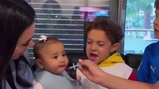 Bruna Biancardi mostra Davi Lucca alimentando a irmã, Mavie em momento fofo