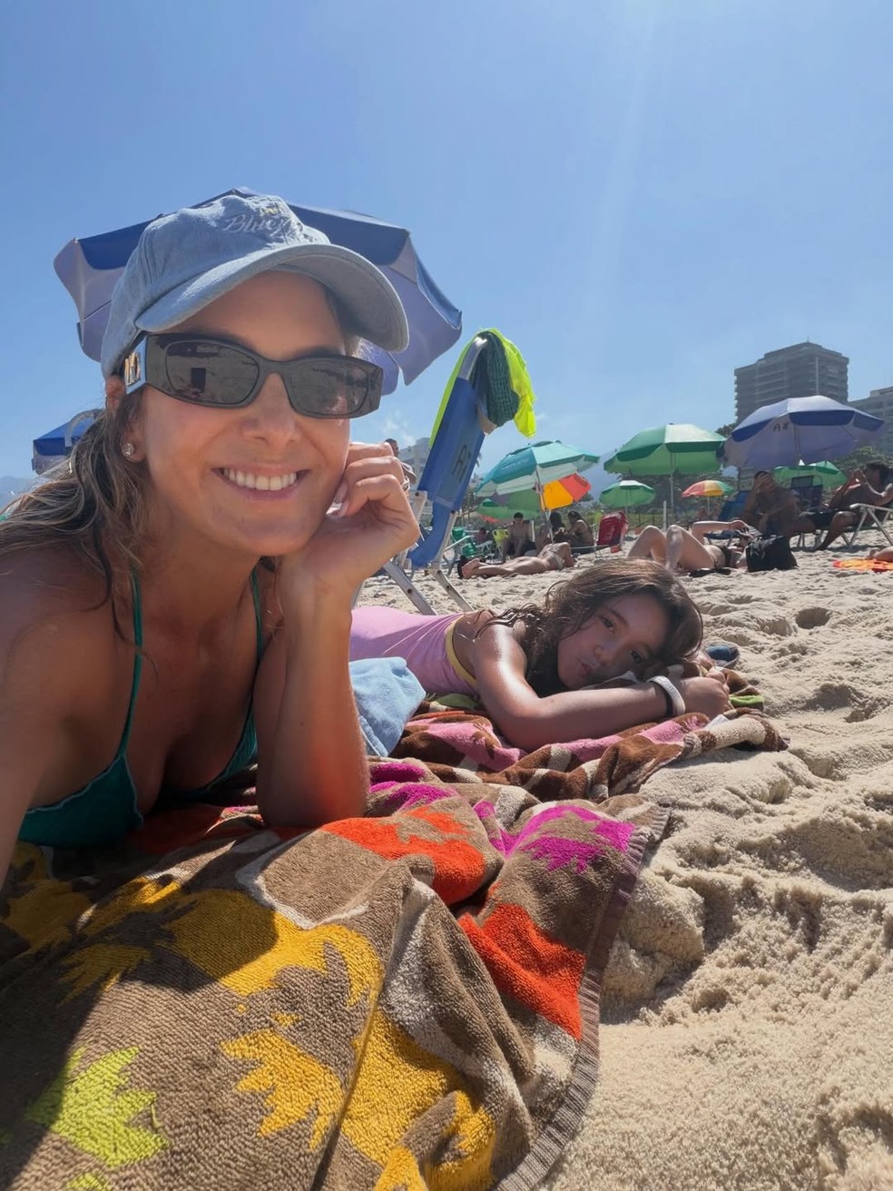 Ticiane Pinheiro e Manuella deitadas — Foto: Reprodução/ Instagram @ticipinheiro