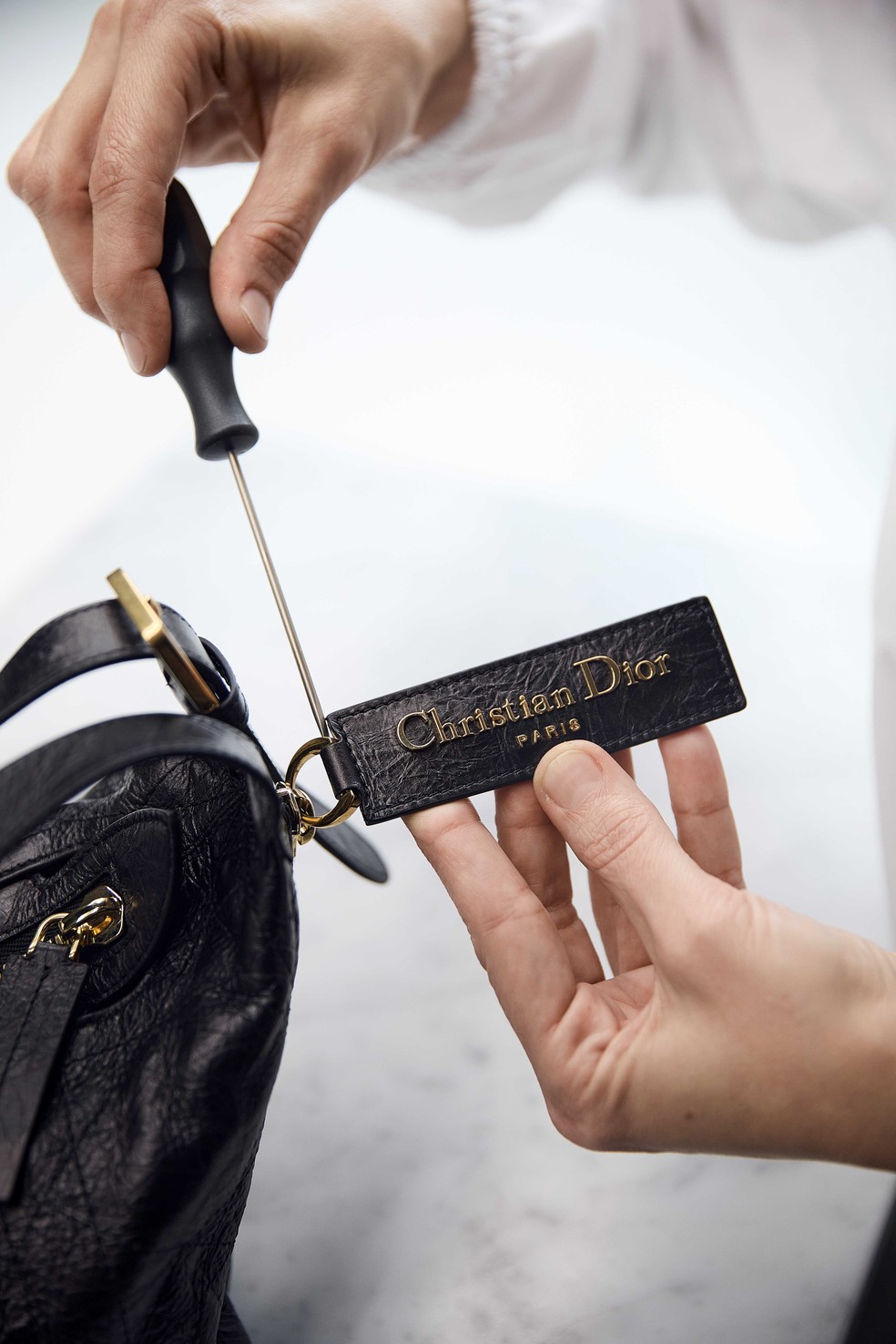 Savoir faire: confecção da bolsa DJourney, da Dior — Foto: Divulgação