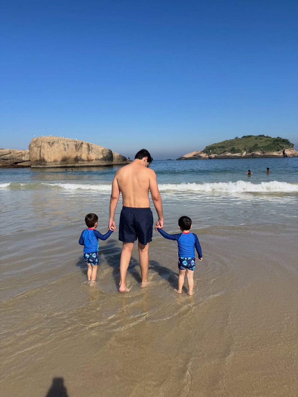 Gustavo Theodoro com os filhos gêmeos — Foto: Reprodução/ Instagram @barbaraevans22