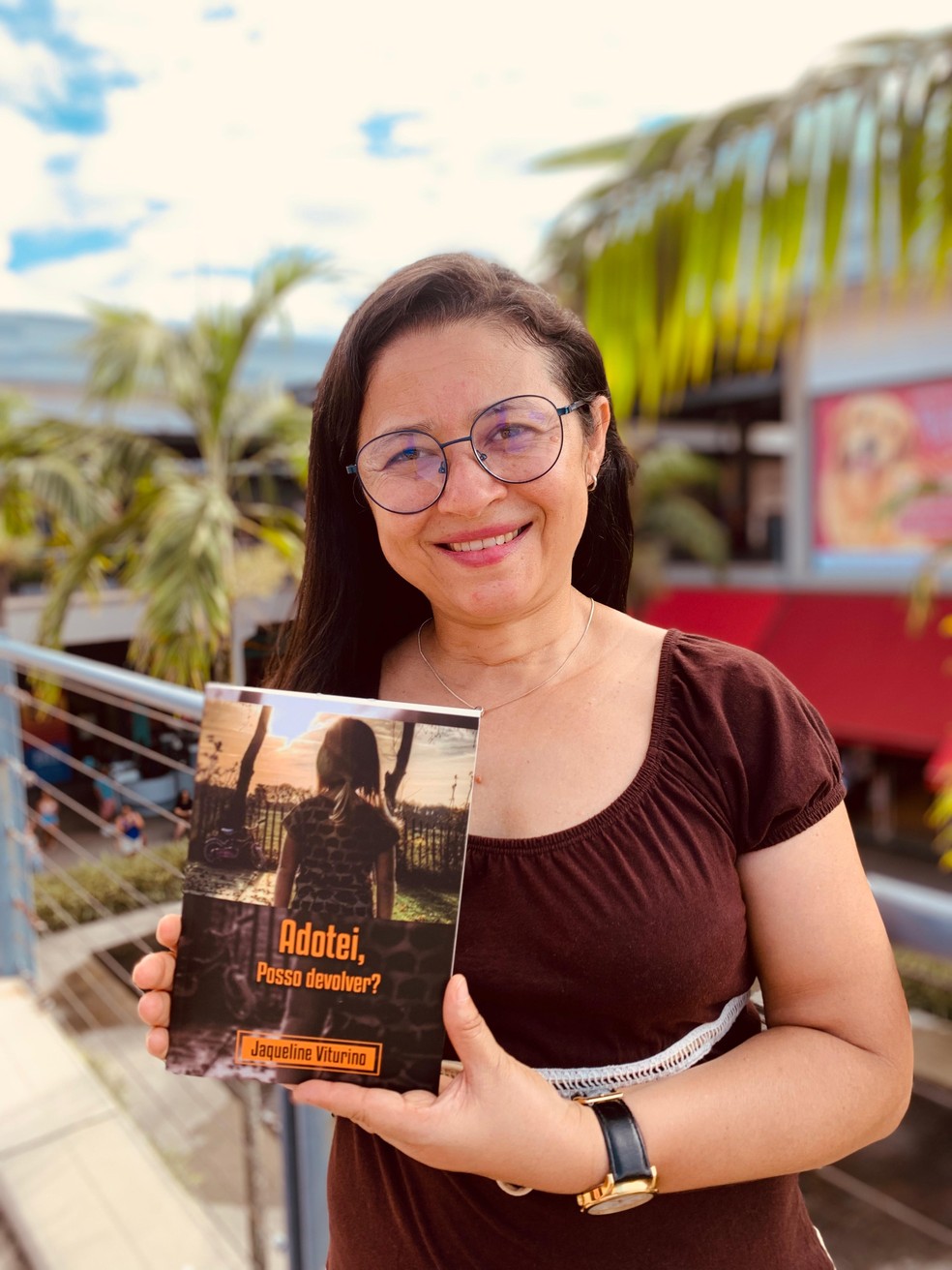 Jaqueline Viturino foi devolvida pelos pais adotivos e relatou abandono em livro, onde conscientiza famílias sobre os cuidados com crianças adotadas — Foto: Arquivo pessoal