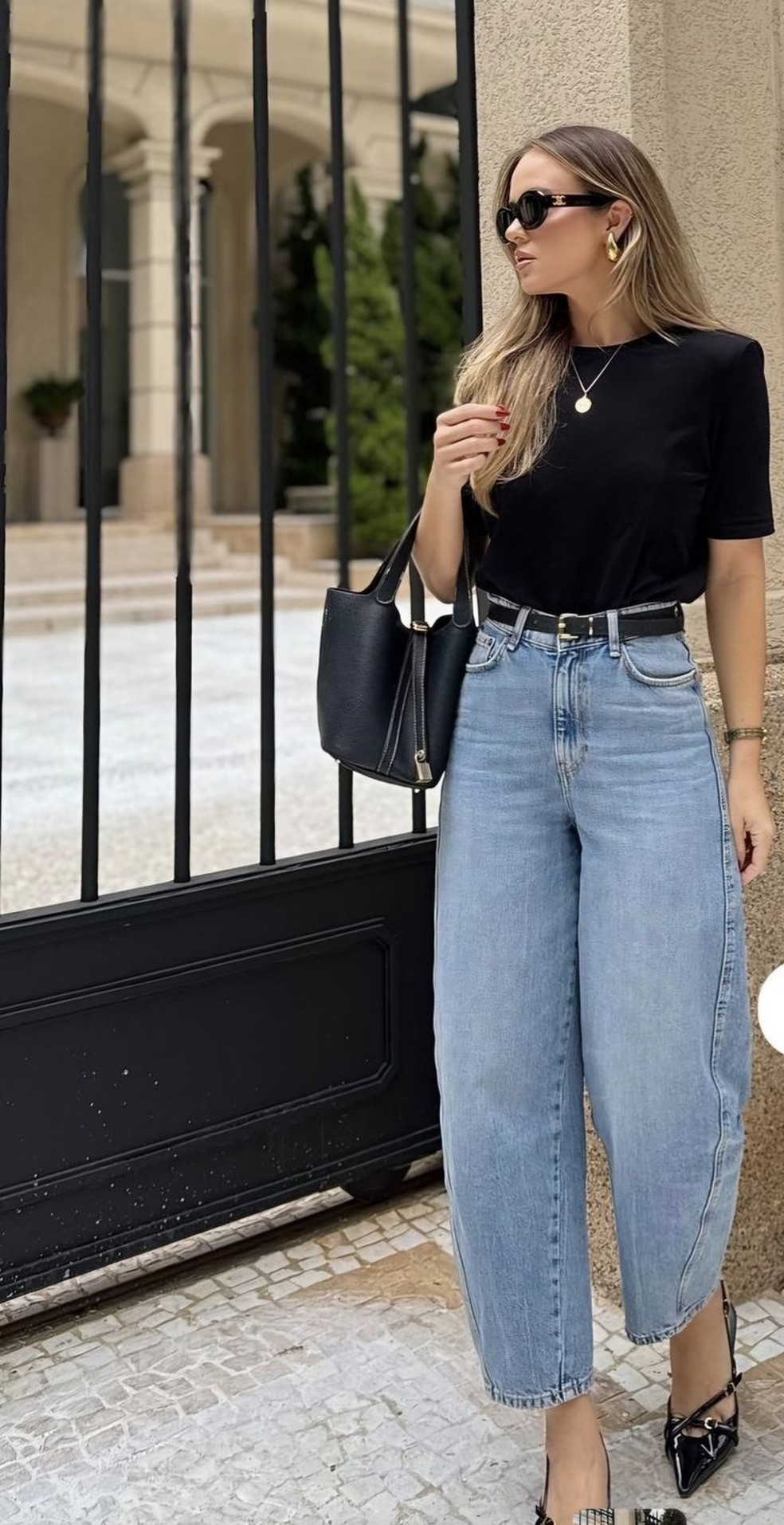 Além do salto, a calça mom combina perfeitamente com calçados baixos como mocassins, sapatilhas e muito mais! — Foto: Reprodução/Pinterest @Kirby_Krissss