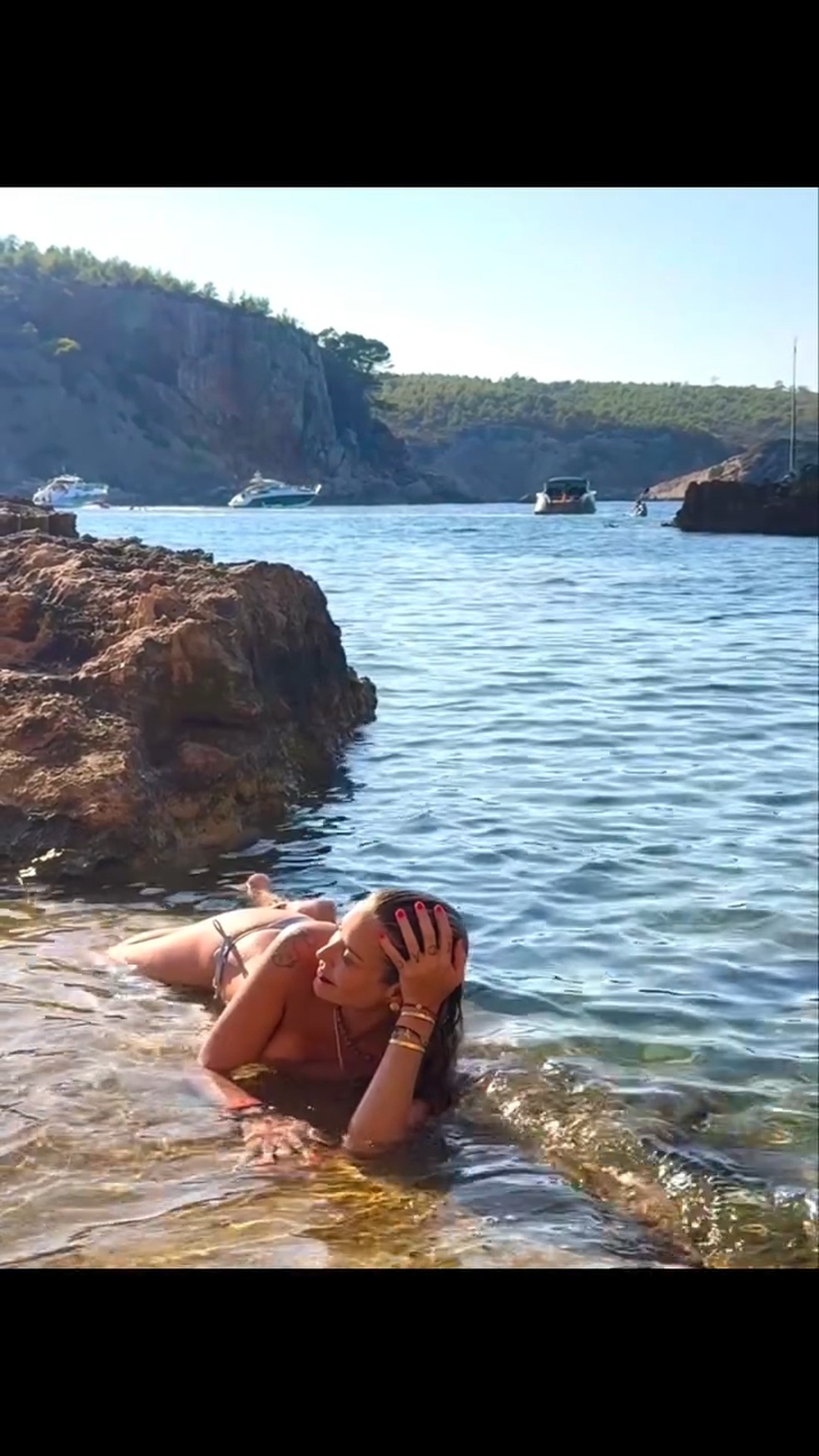 Luana Piovani se refresca — Foto: Reprodução/ Instagram @luapio