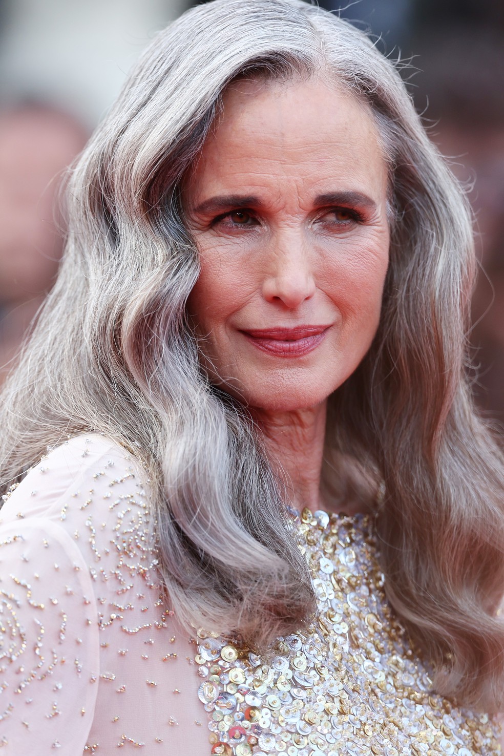 Deixar a cor natural transparecer era algo que Andie MacDowell queria fazer há um tempo — Foto: Getty Images