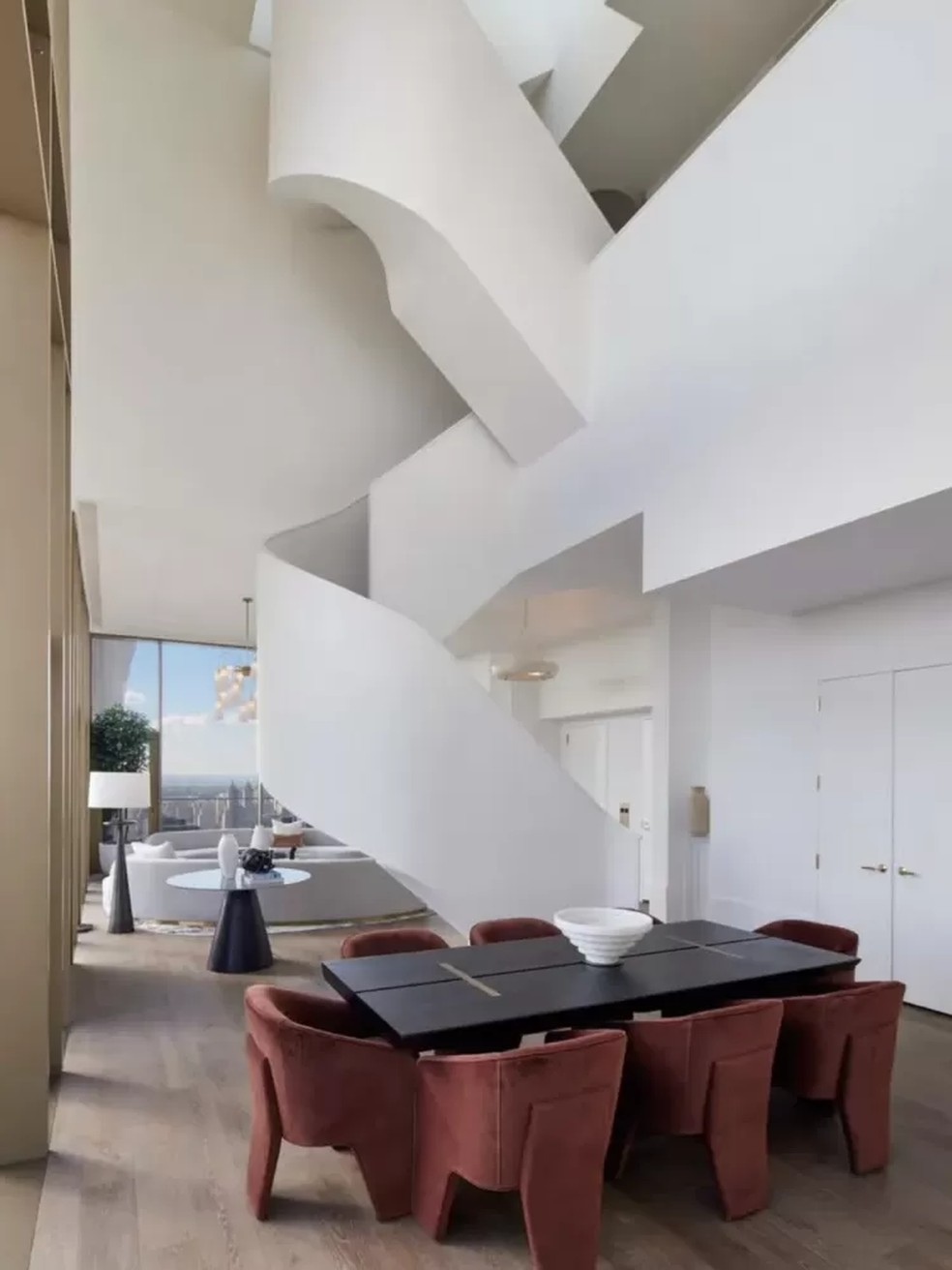 Escada caracol do apartamento — Foto: Reprodução/Corcoran
