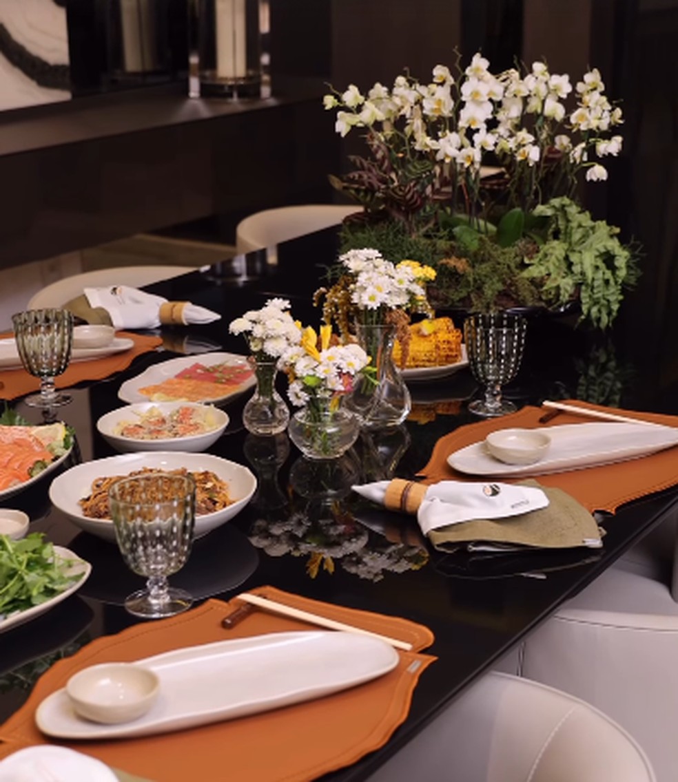 Ana Paula Siebert e Roberto Justus recebem amigos para jantar japonês em sua mansão — Foto: Reprodução/ Instagram