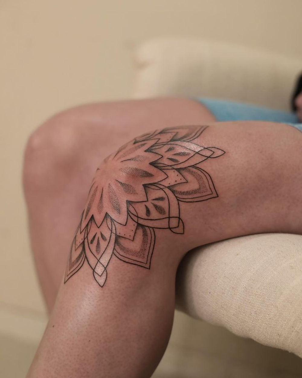 Tatuagem feminina no joelho é bonito? Veja 62 inspirações que mostram ...