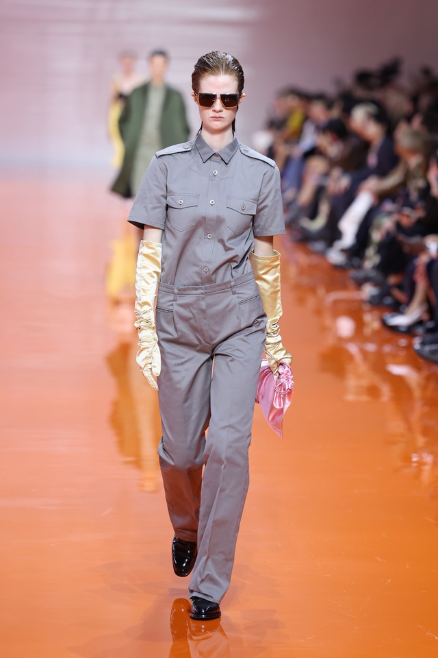 MFW: Prada explora as noções de liberdade e subverte os uniformes no ...