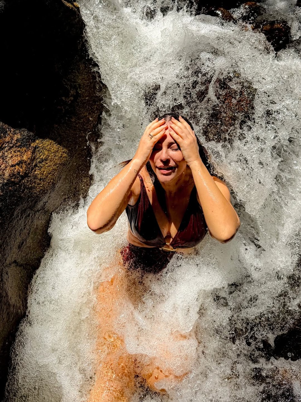Paolla Oliveira posou de maiô na cachoeira — Foto: Reprodução/Instagram