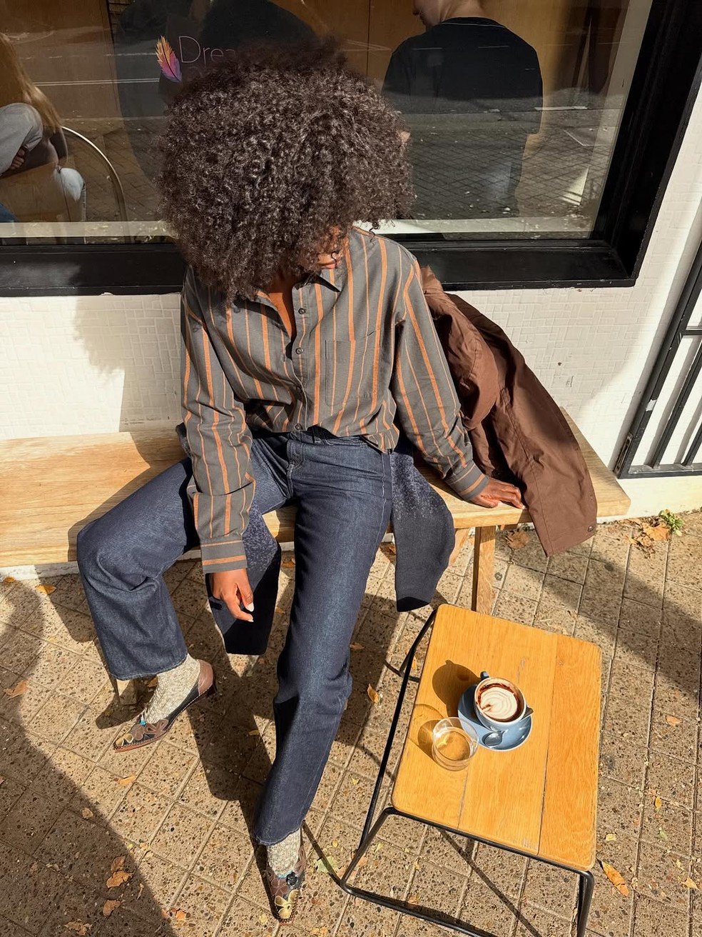 7 tops que vão atualizar sem esforço a calça jeans básica — Foto: Reprodução/Instagram @taylu_me