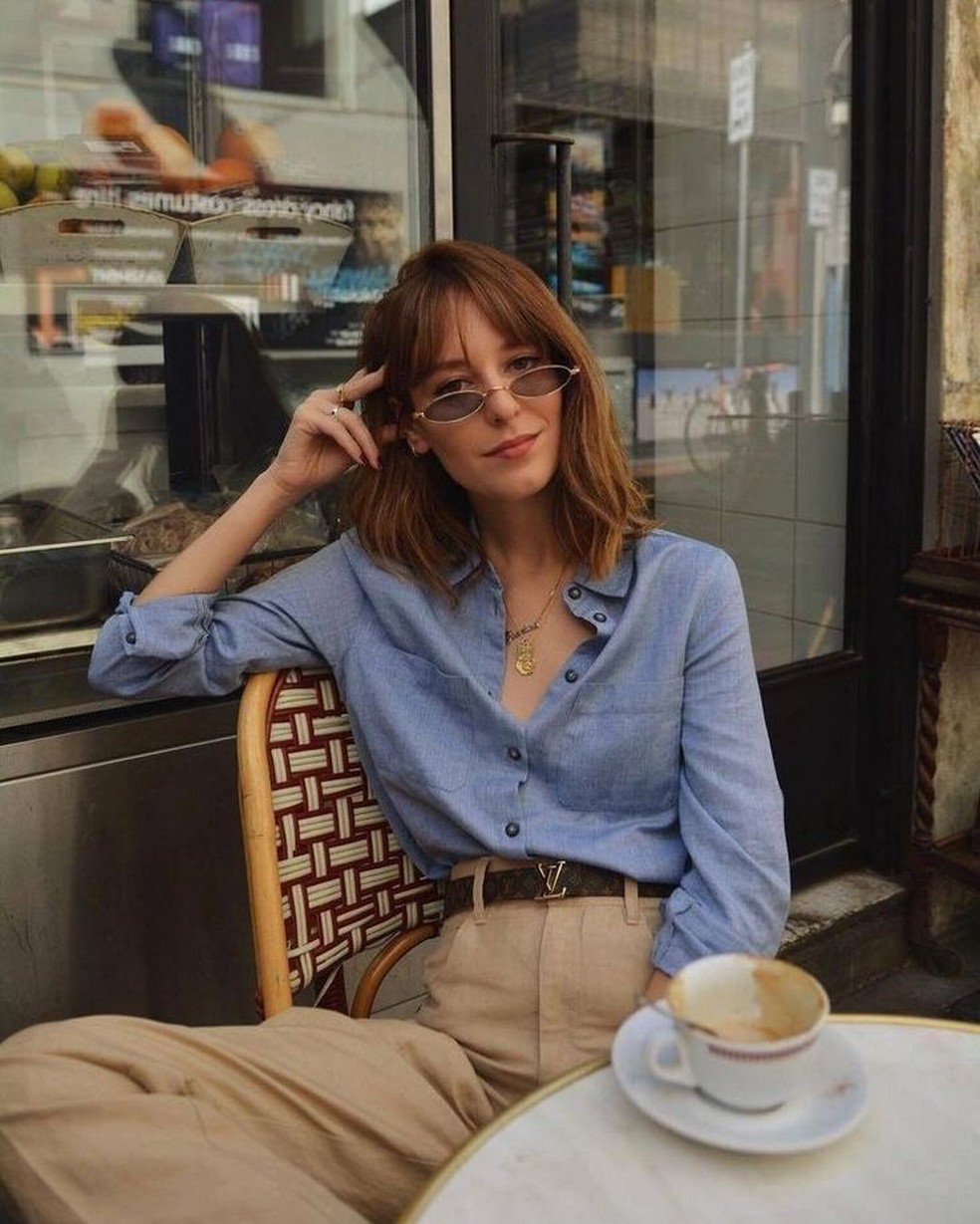 Combine a sua calça de alfaiataria bege com camisetas sociais e dê um ar mais elgante ao visual. — Foto: Reprodução/Pinterest @sarahobeika