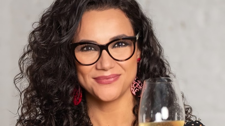 Elaine de Oliveira celebra sete anos de 'Boa de Copo' na Marie Claire