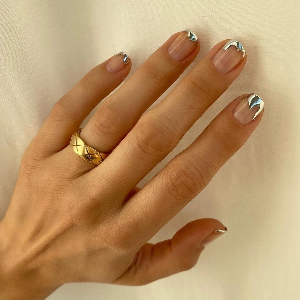 10 opções de unhas cromadas para te inspirar a reproduzir a nail art em casa — Foto: Instagram/@betina_goldstein