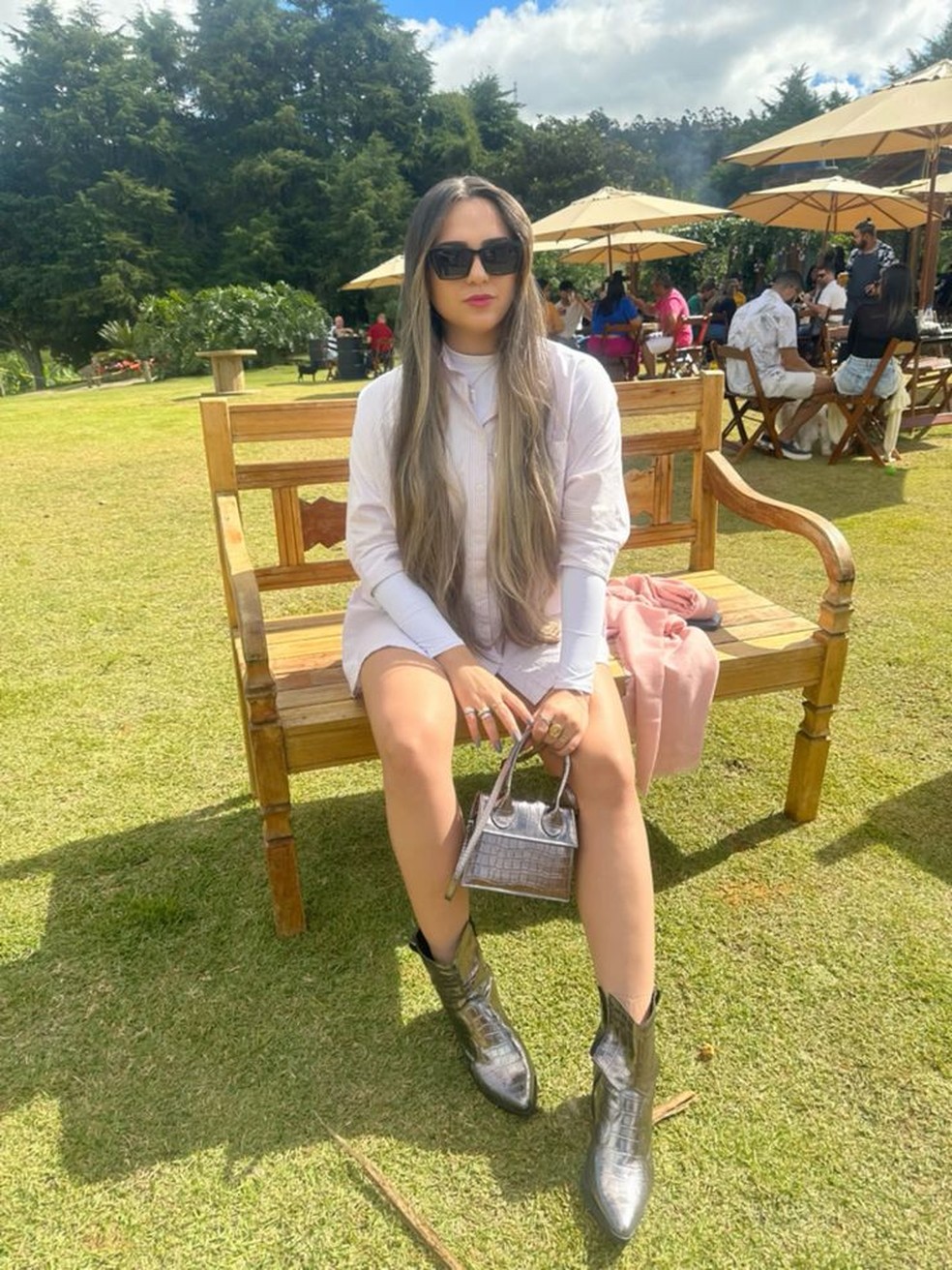 Elas também podem ser usadas para criar um visual de contraste interessante, combinando com roupas em tons escuros ou com padrões monocromáticos — Foto: Reprodução/Pinterest @marianabaudson