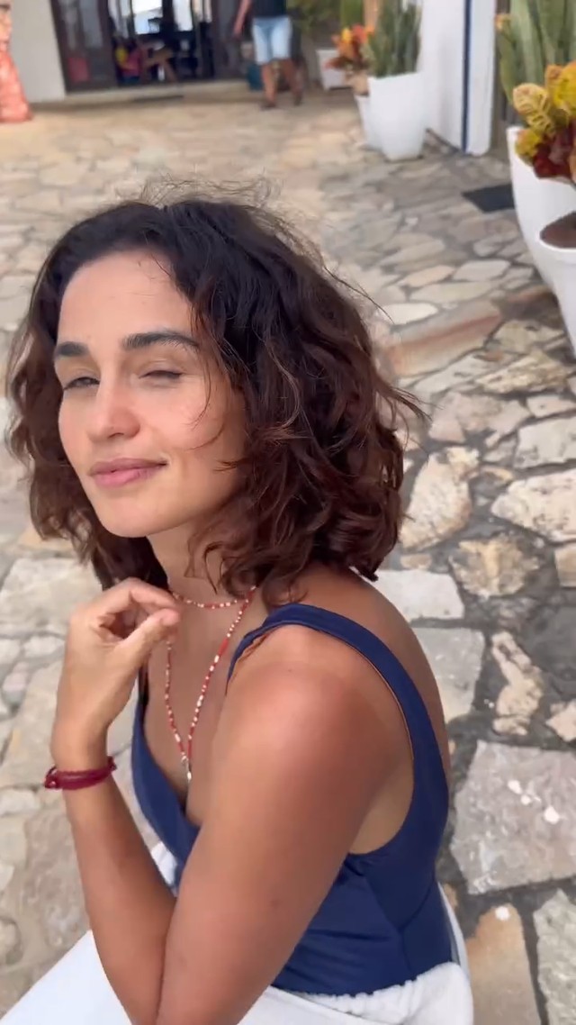 Nanda Costa exagera no sol e mostra marquinha em vídeo: 'Mamãe tá toda ...