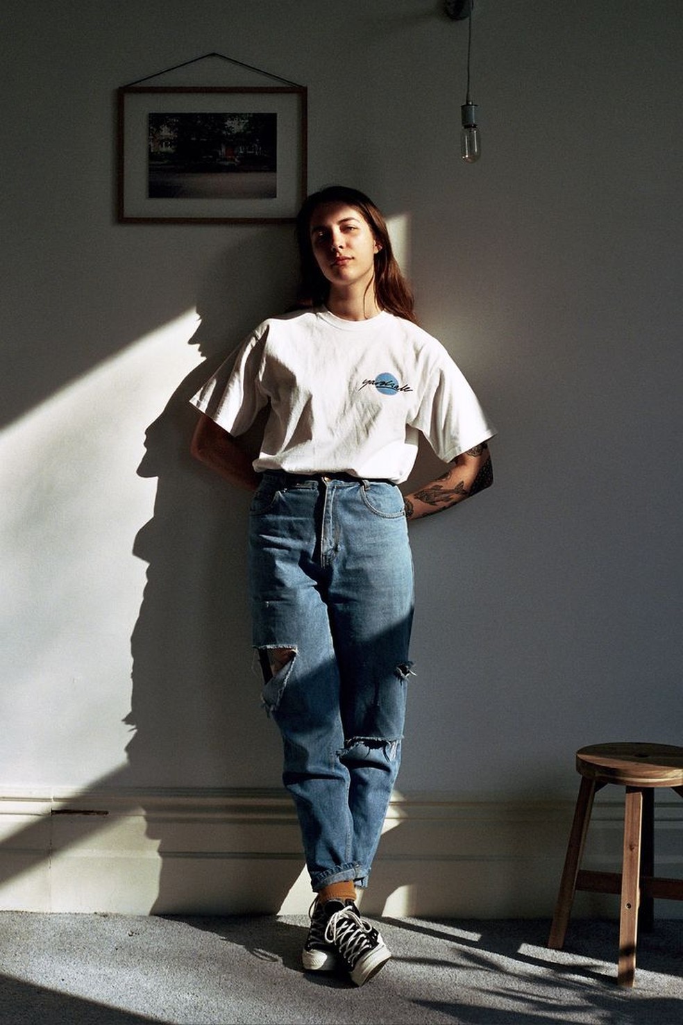 Se você busca uma peça coringa para ter por perto, o jeans com certeza é uma dela. Crie um look com calça mom no seu dia a dia. — Foto: Reprodução/Pinterest @AAshleyJensen