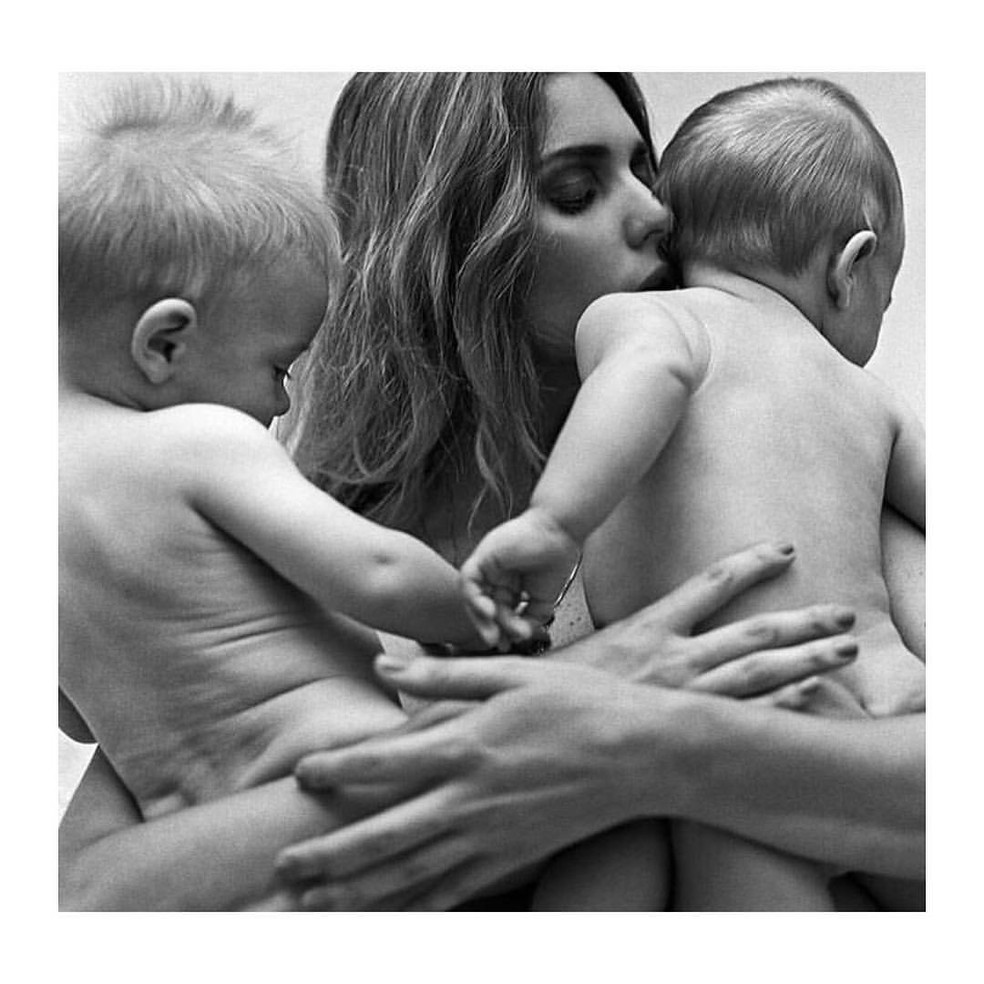 João e Francisco posando com a mãe ainda bebês — Foto: Reprodução/Instagram @fernandalima