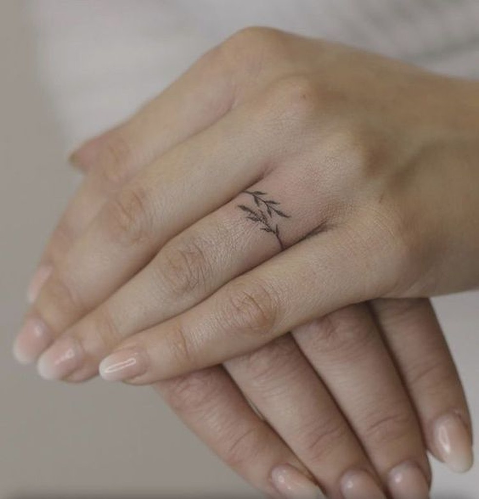 Mãos: Um anel tatuado com detalhes naturais. — Foto: Reprodução/Pinterest