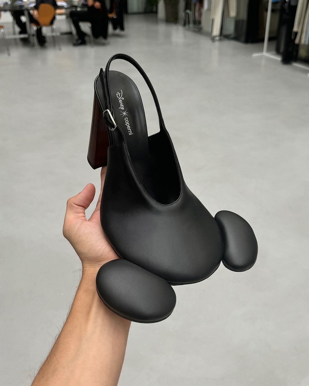 Sapato viral da Coperni com formato das orelhas do Mickey — Foto: Reprodução/Instagram @coperni