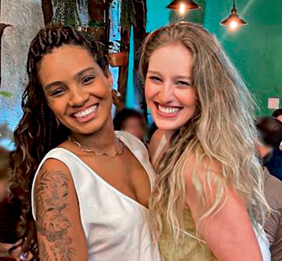 Larissa vive uma relação  não monogâmica com  Júlia, mas não aberta  — Foto: Arquivo pessoal